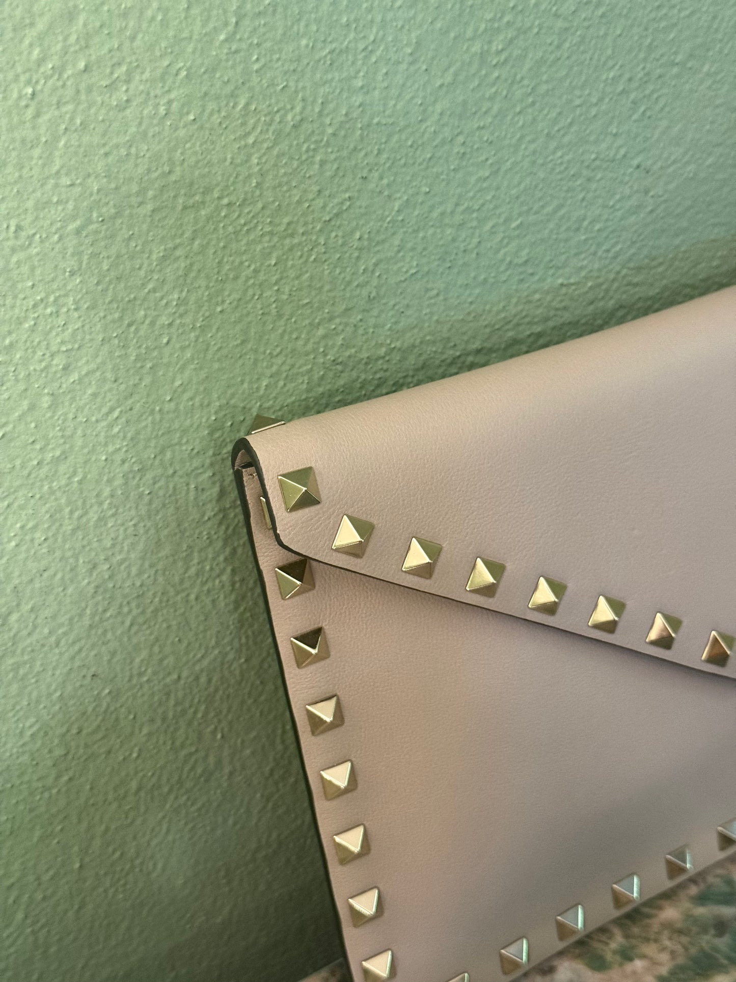 VALENTINO PINK ROCKSTUD ENVELOPE FLAT POCHETTE