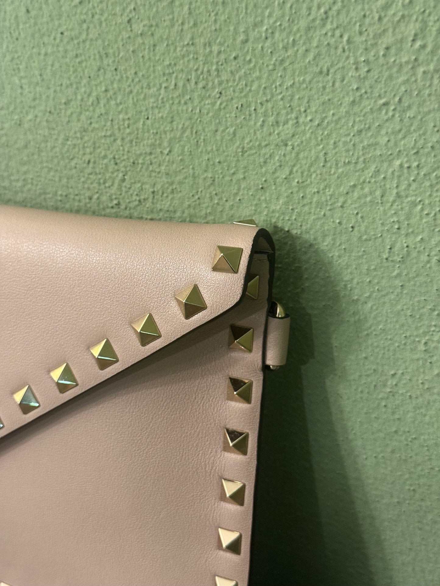 VALENTINO PINK ROCKSTUD ENVELOPE FLAT POCHETTE
