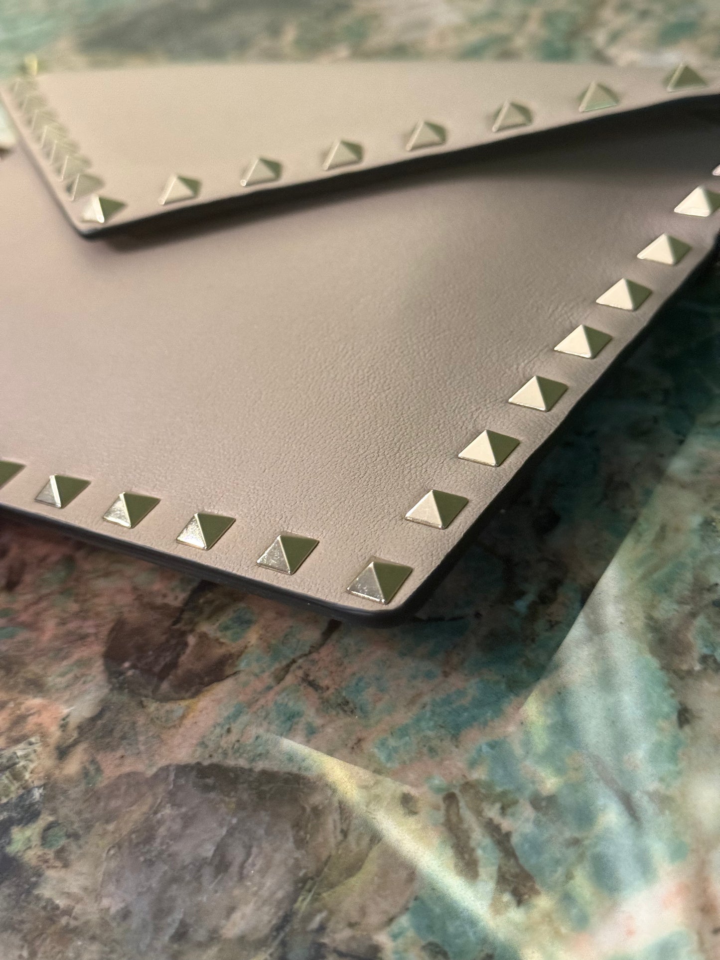 VALENTINO PINK ROCKSTUD ENVELOPE FLAT POCHETTE