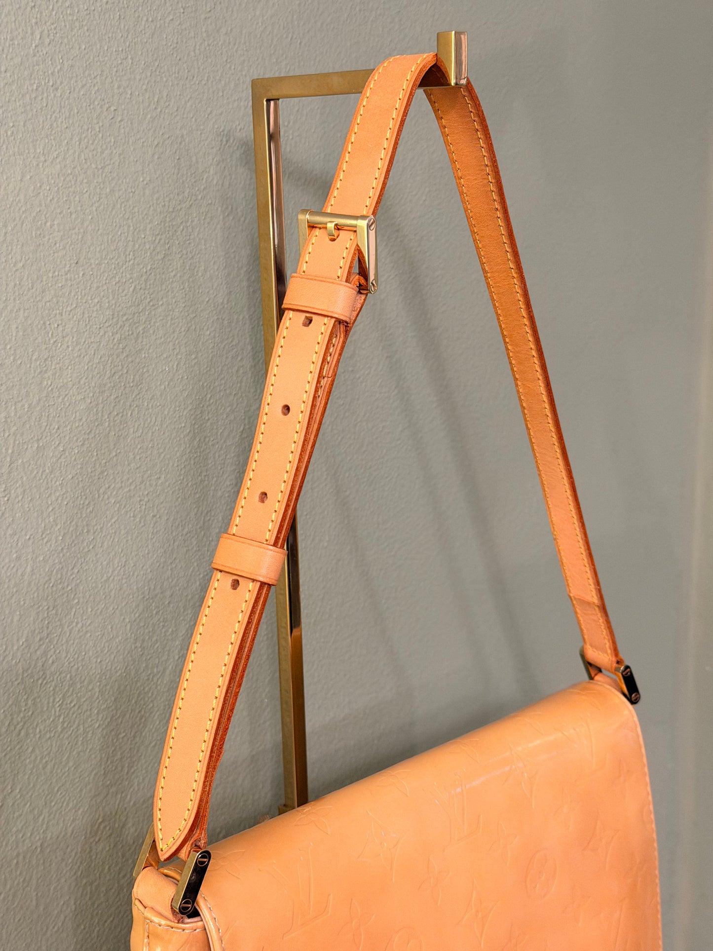 LOUIS VUITTON YELLOW VERNIS THOMPSON STREET SHOULDER BAG