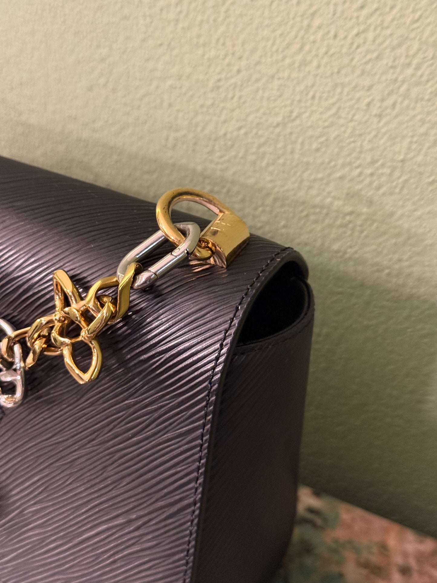 LOUIS VUITTON BLACK EPI LIMITED EDITION TWIST SHOULDER BAG