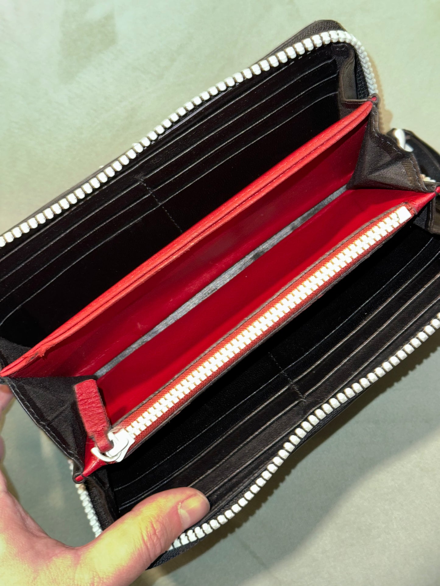 VALENTINO BLACK ROCKSTUD SPIKE ZIPPY WALLET