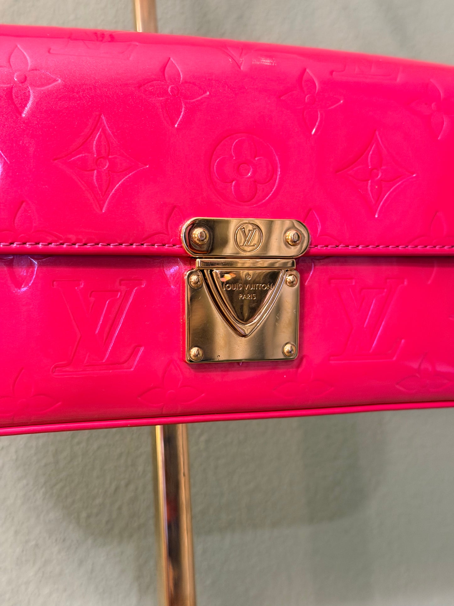 LOUIS VUITTON PINK VERNIS MALIBU STREET SHOULDER BAG