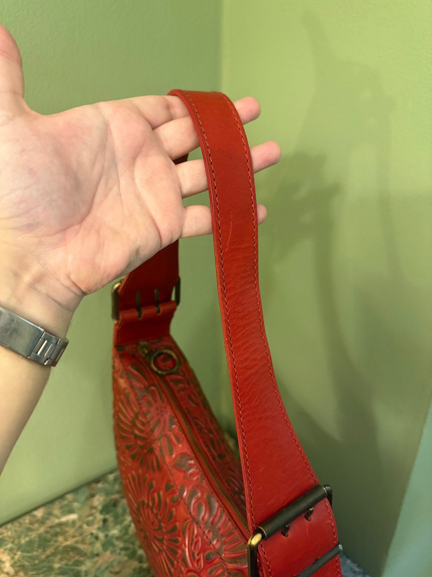 FENDI LARGE RED EMBOSSED LEATHER OYSTER SHOULDER BAG
