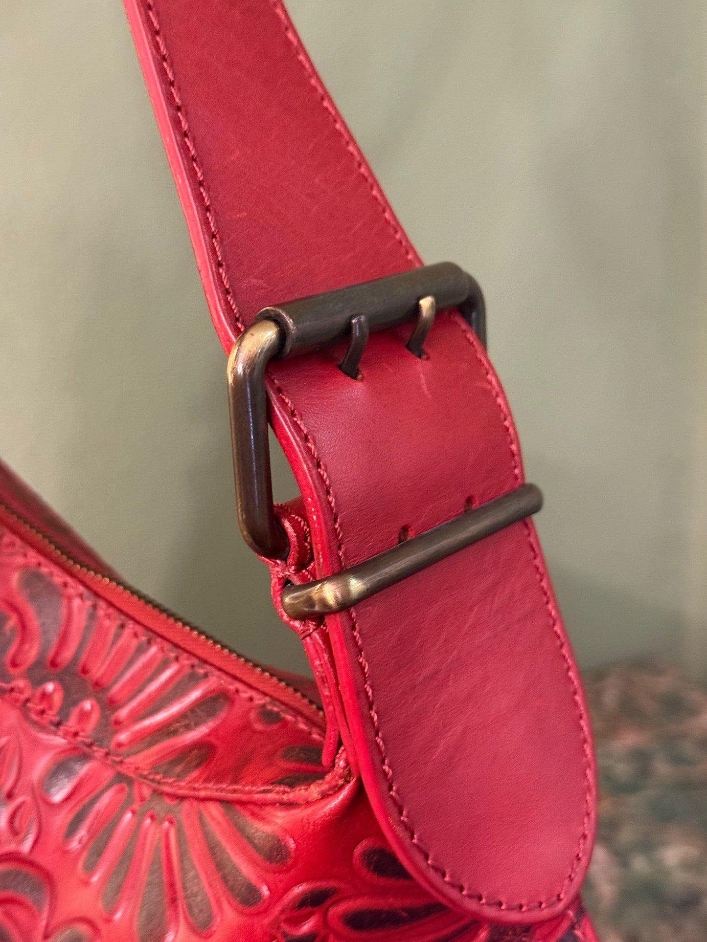 FENDI LARGE RED EMBOSSED LEATHER OYSTER SHOULDER BAG