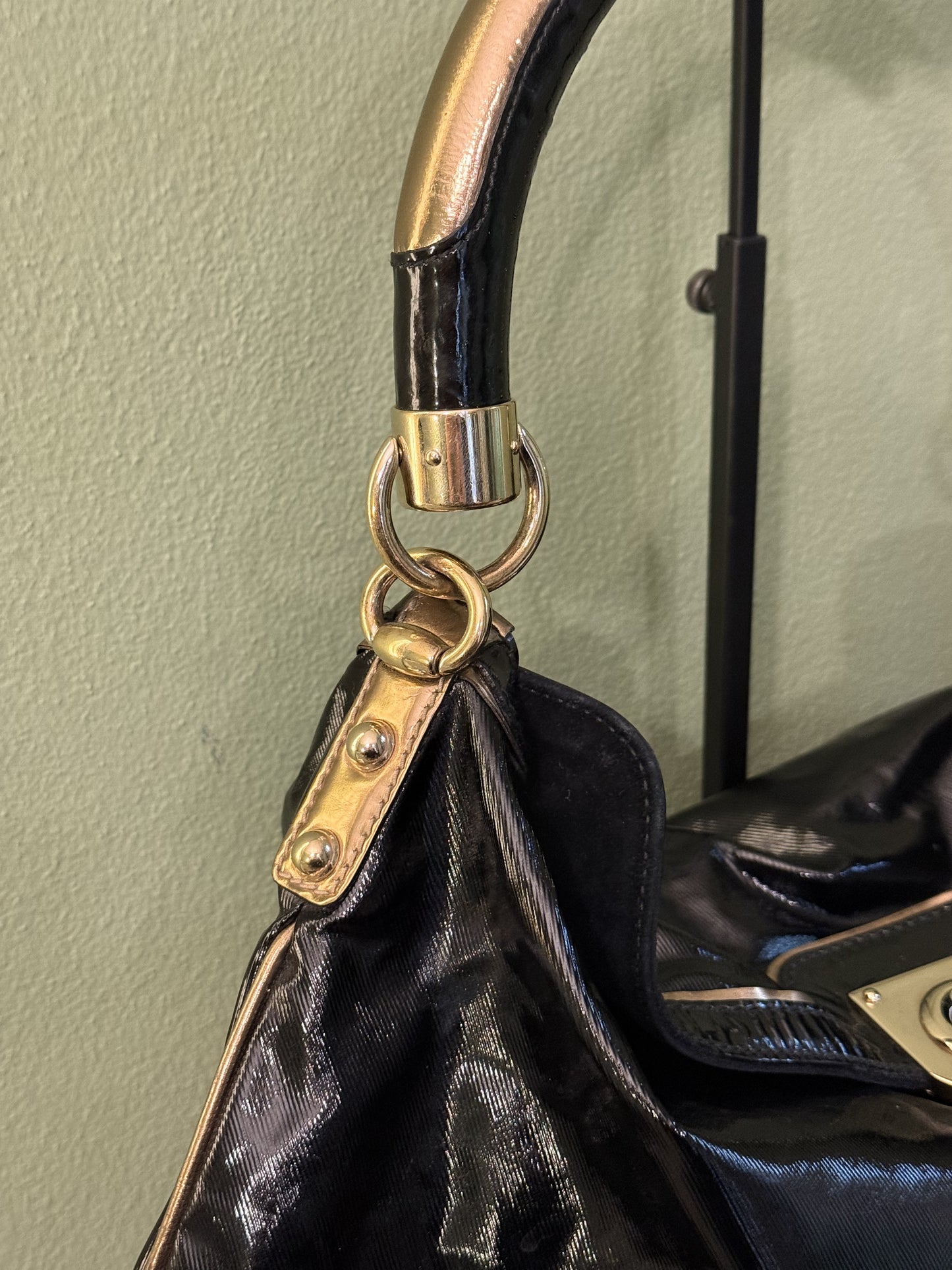 GUCCI BLACK PATENT LARGE INDY SHOULDER BAG