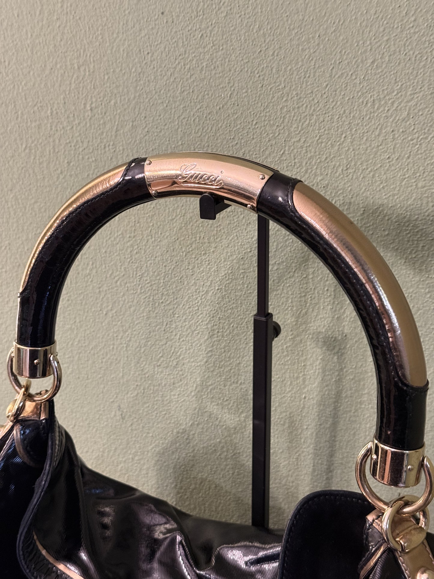 GUCCI BLACK PATENT LARGE INDY SHOULDER BAG