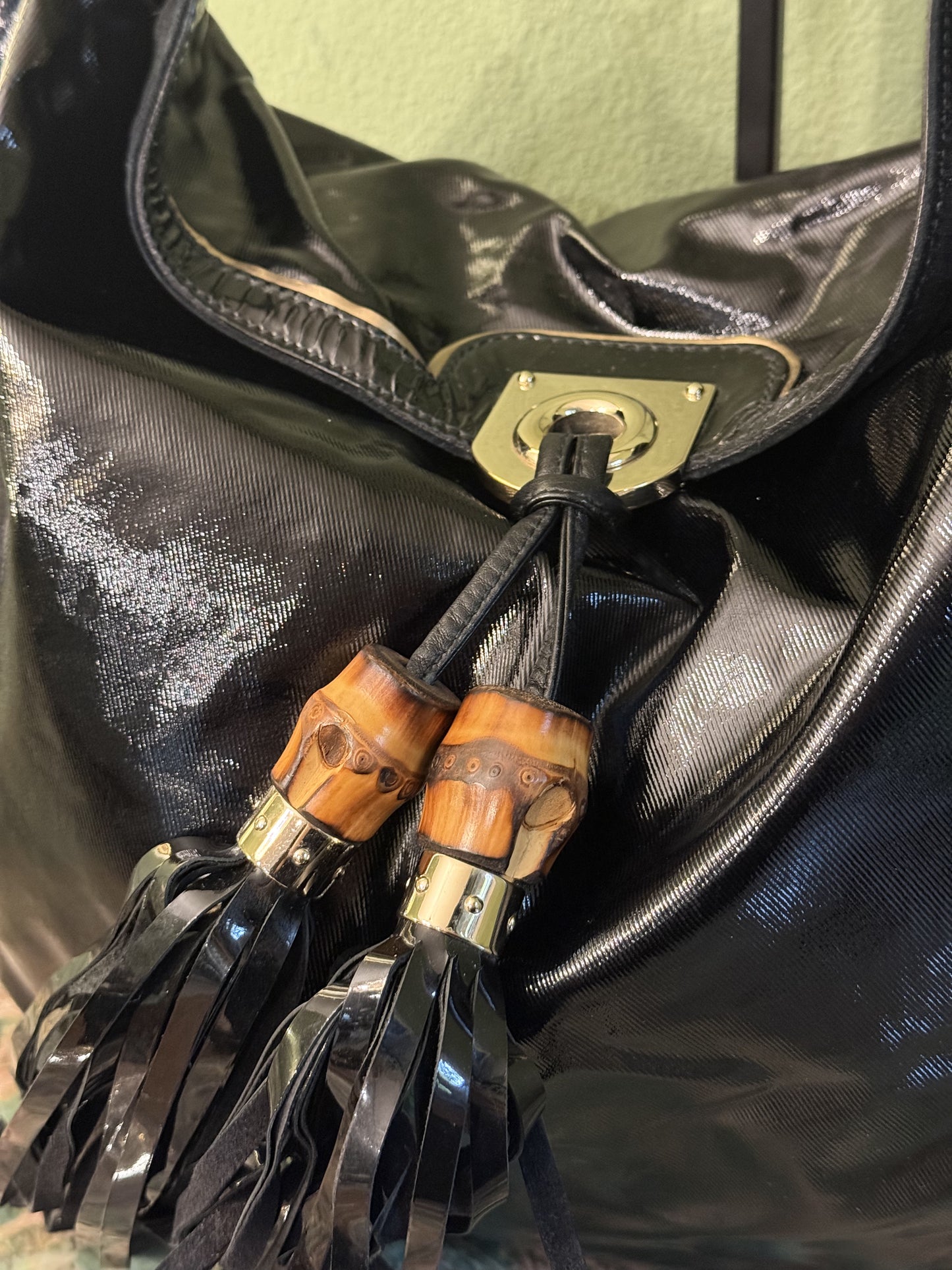 GUCCI BLACK PATENT LARGE INDY SHOULDER BAG