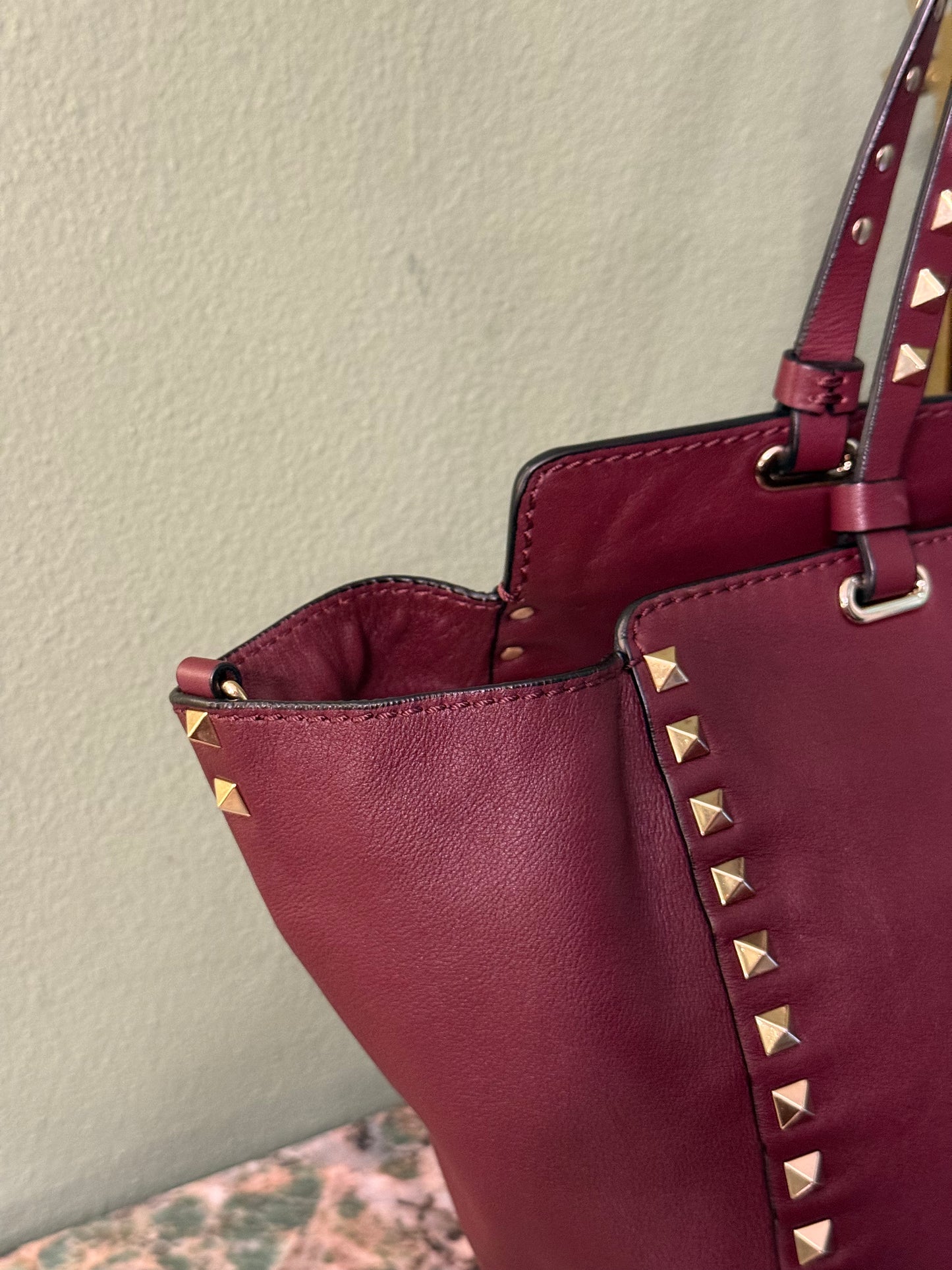 VALENTINO BURGUNDY LARGE ROCKSTUD SHOPPER TOTE