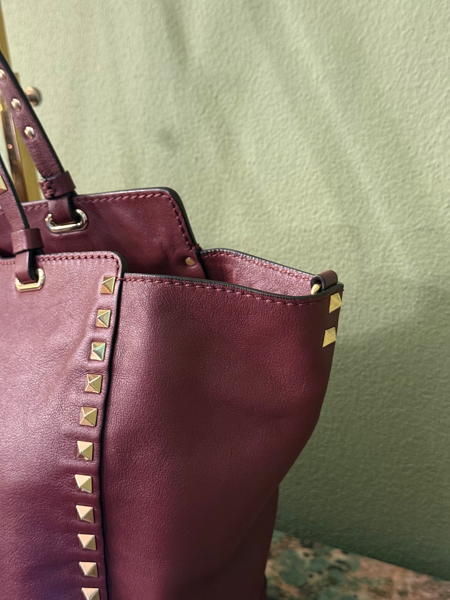 VALENTINO BURGUNDY LARGE ROCKSTUD SHOPPER TOTE