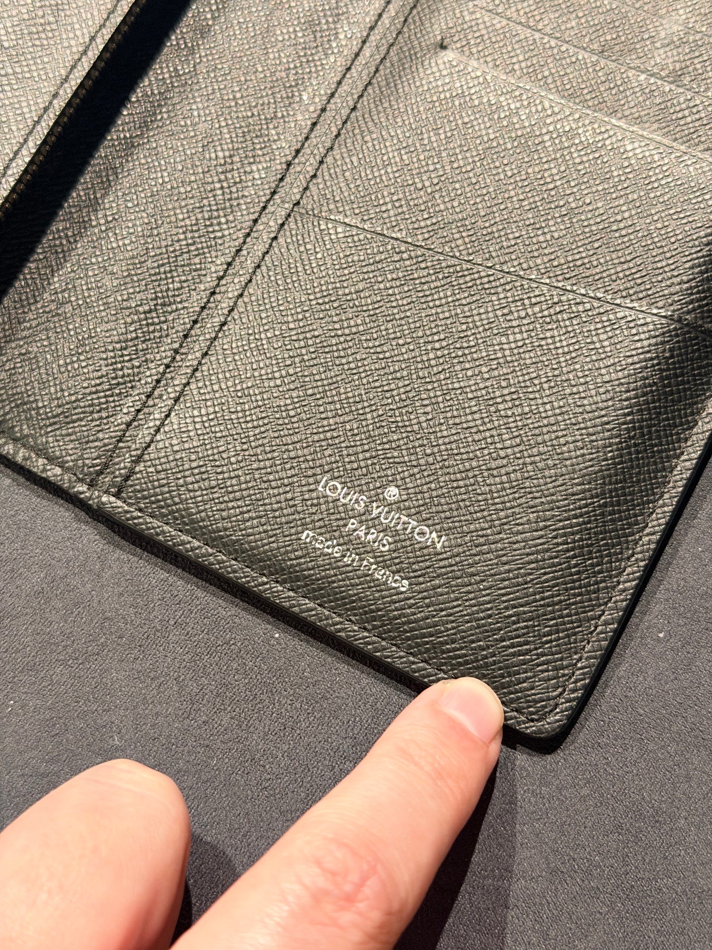 LOUIS VUITTON BLACK EPI BRAZZA WALLET