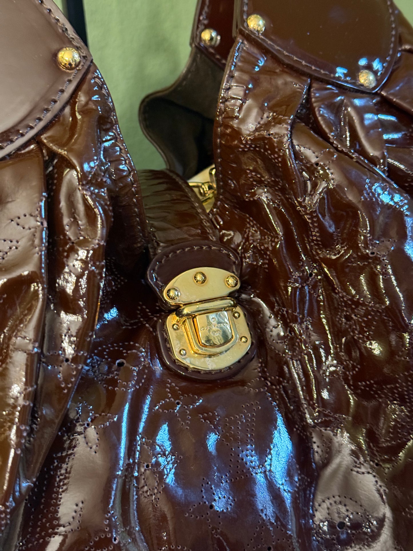 LOUIS VUITTON BROWN PATENT MAHINA HANDBAG