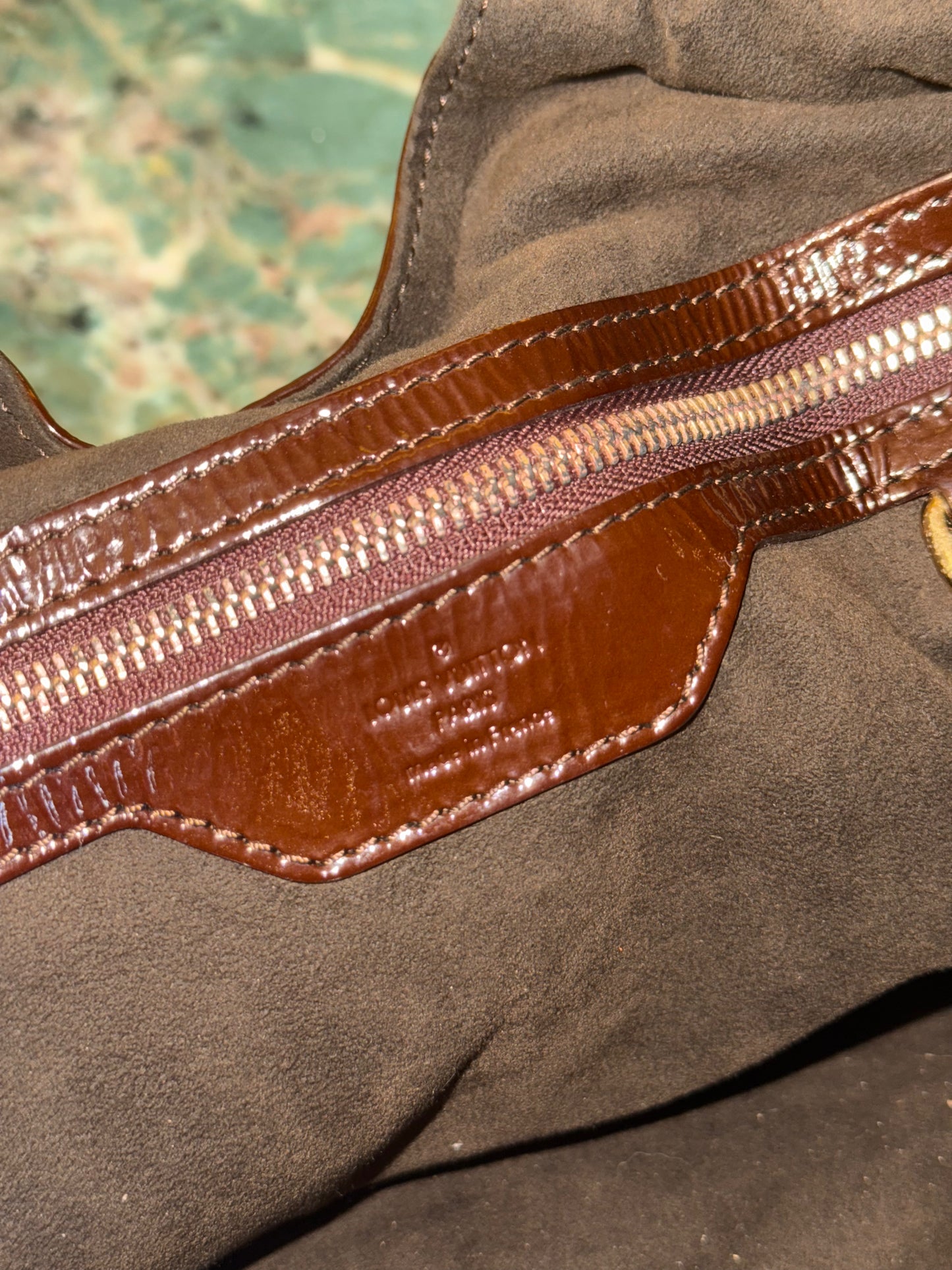 LOUIS VUITTON BROWN PATENT MAHINA HANDBAG