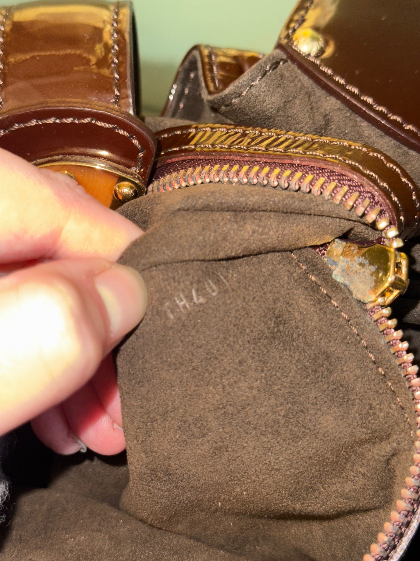 LOUIS VUITTON BROWN PATENT MAHINA HANDBAG