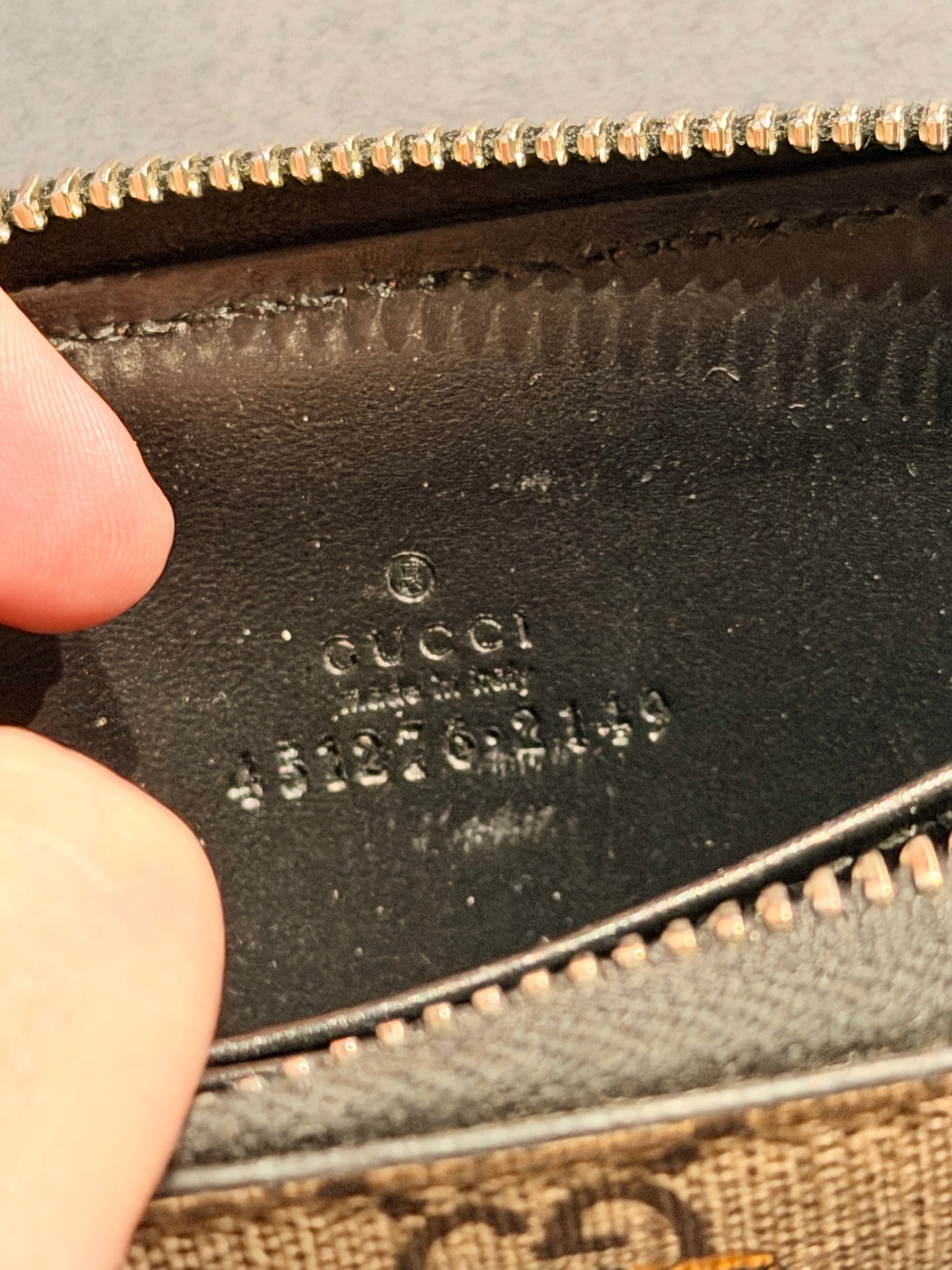 GUCCI GG SUPREME TIGER ZIP AROUND COMPACT WALLET