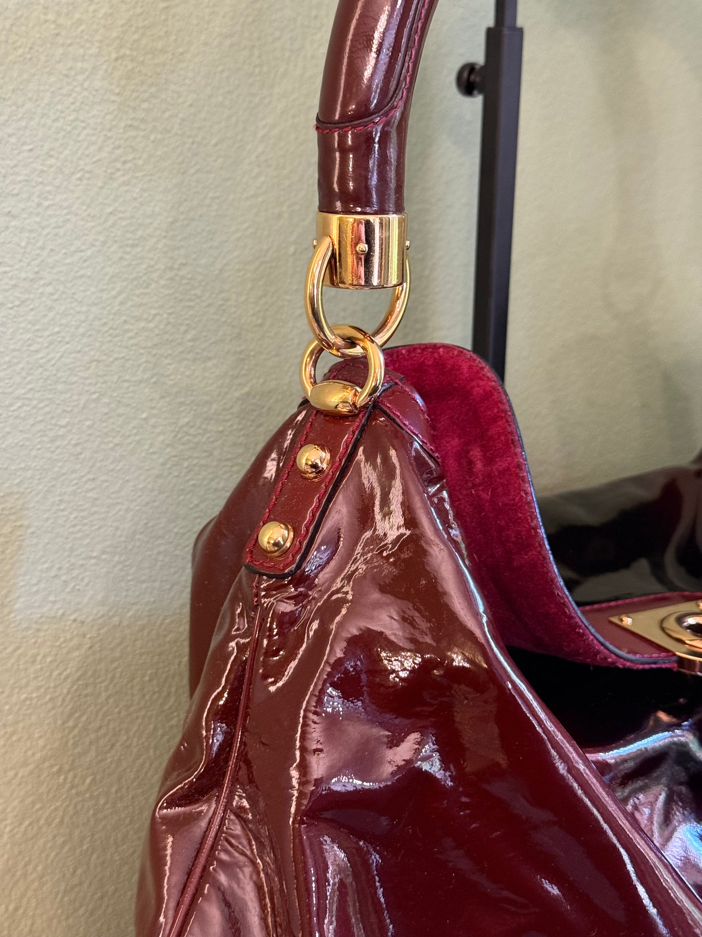 GUCCI BORDEAUX PATENT LARGE INDY SHOULDER BAG