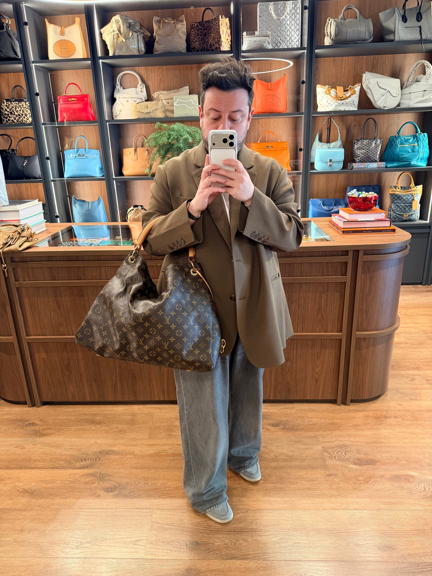 LOUIS VUITTON MONOGRAM ARTSY SHOULDER BAG