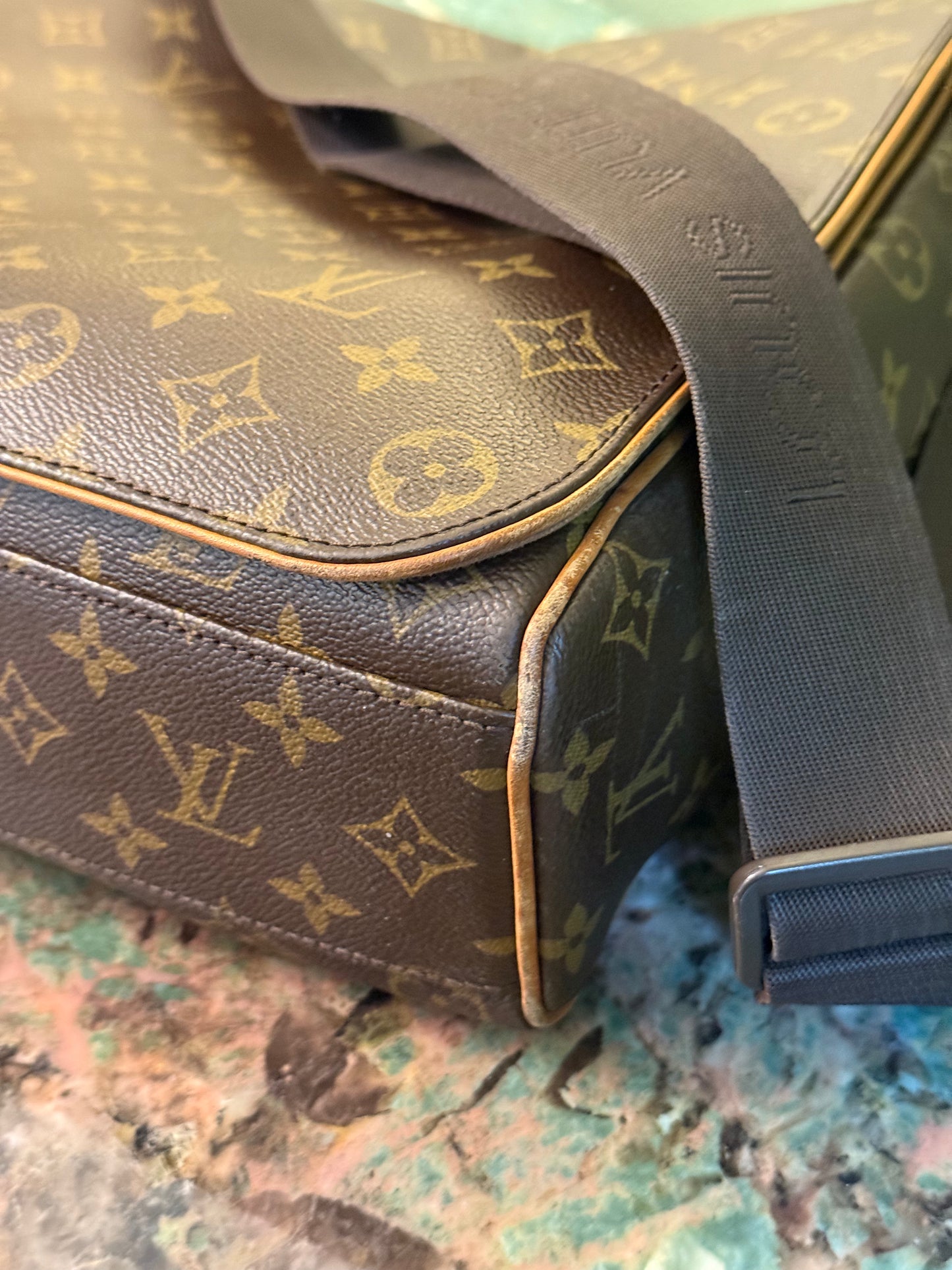 LOUIS VUITTON MONOGRAM ABESSES MESANGER BAG