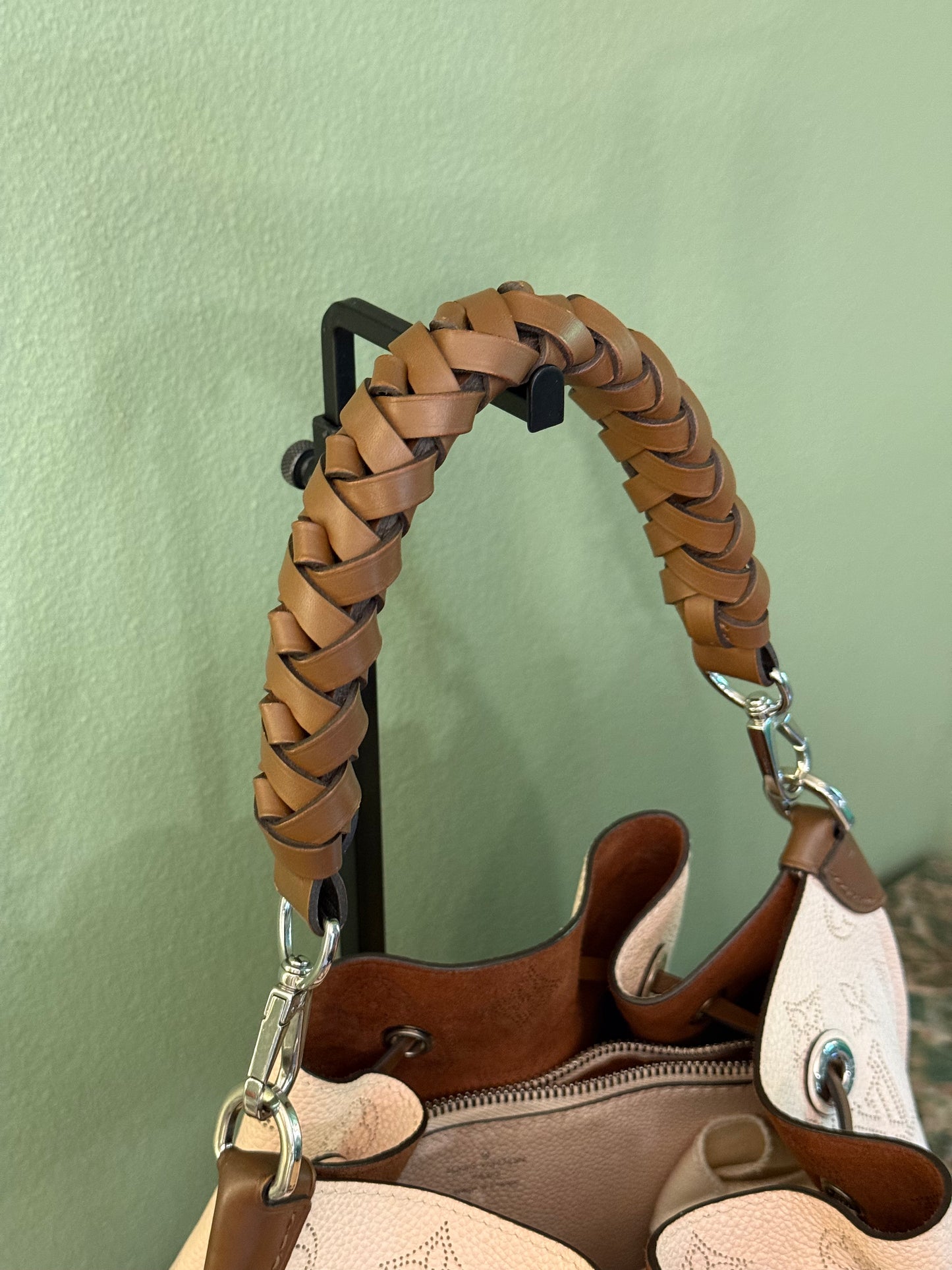 LOUIS VUITTON WHITE MAHINA MURIA BUCKET BAG