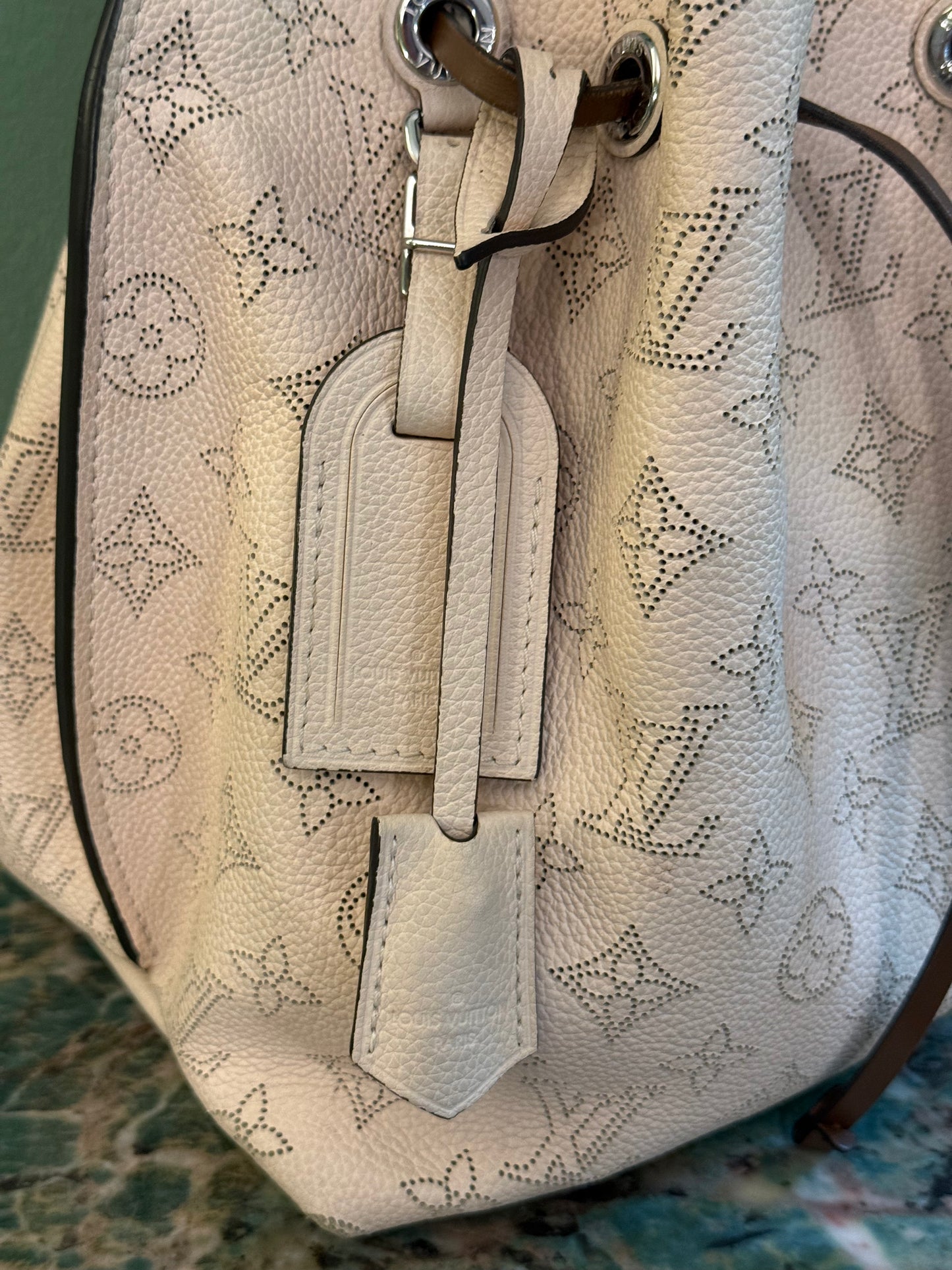 LOUIS VUITTON WHITE MAHINA MURIA BUCKET BAG