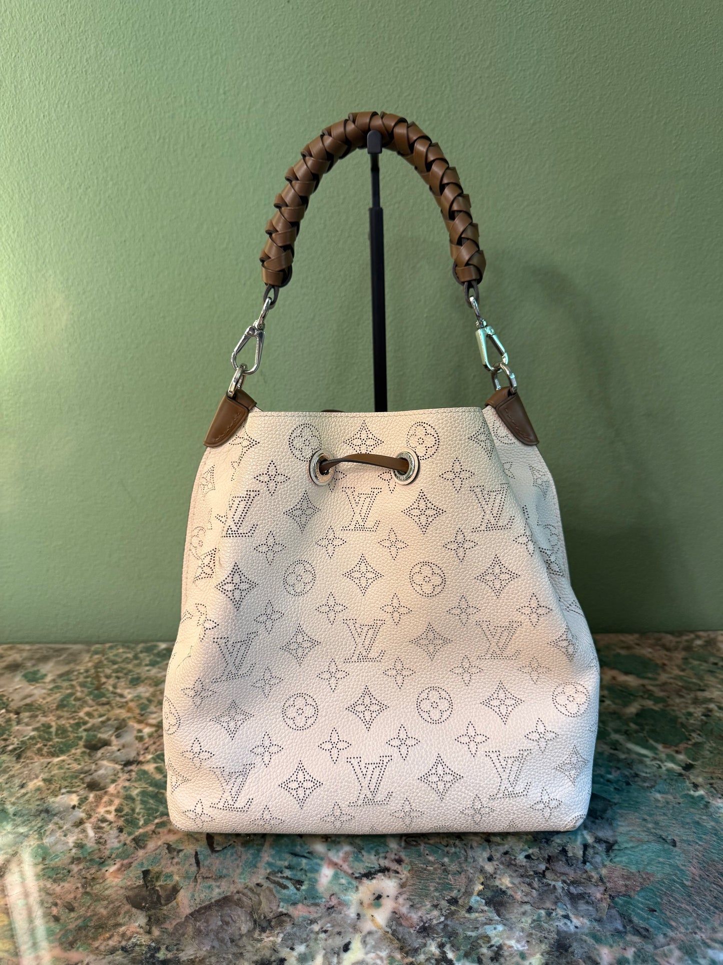 LOUIS VUITTON WHITE MAHINA MURIA BUCKET BAG