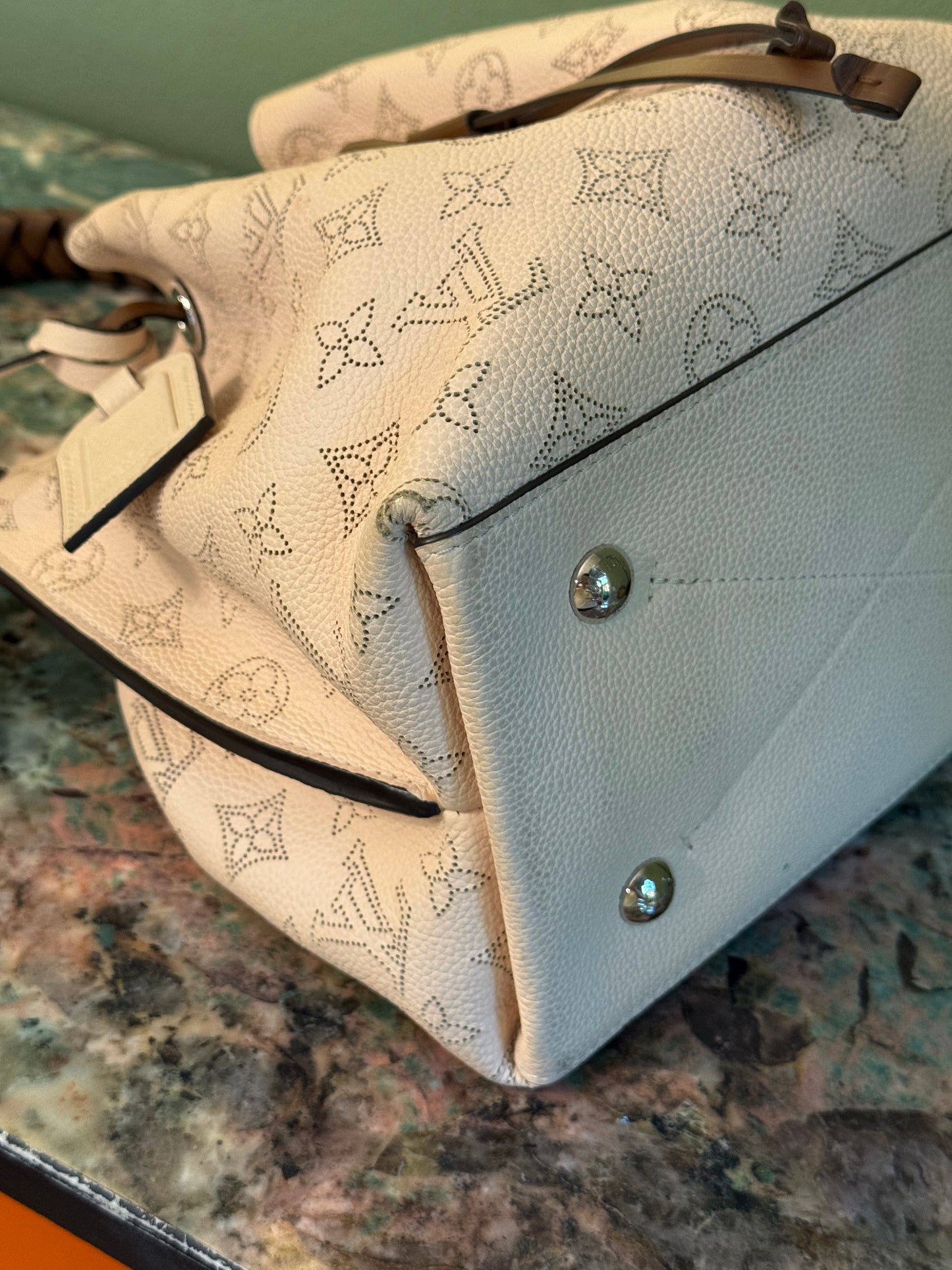 LOUIS VUITTON WHITE MAHINA MURIA BUCKET BAG