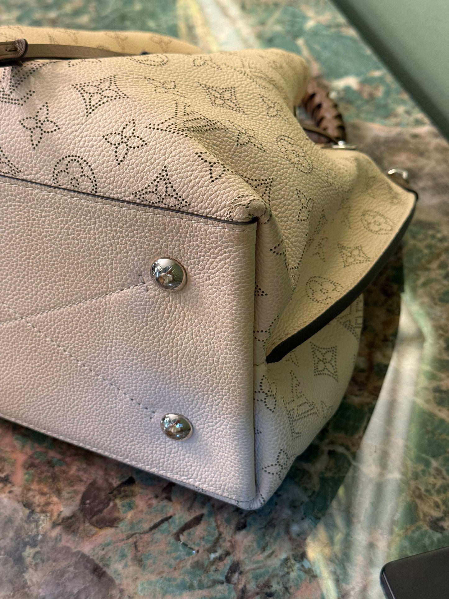 LOUIS VUITTON WHITE MAHINA MURIA BUCKET BAG