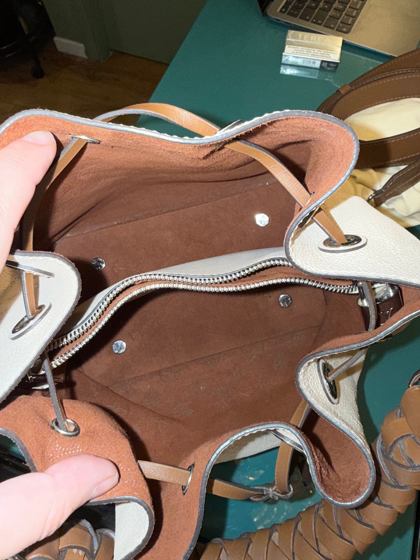 LOUIS VUITTON WHITE MAHINA MURIA BUCKET BAG