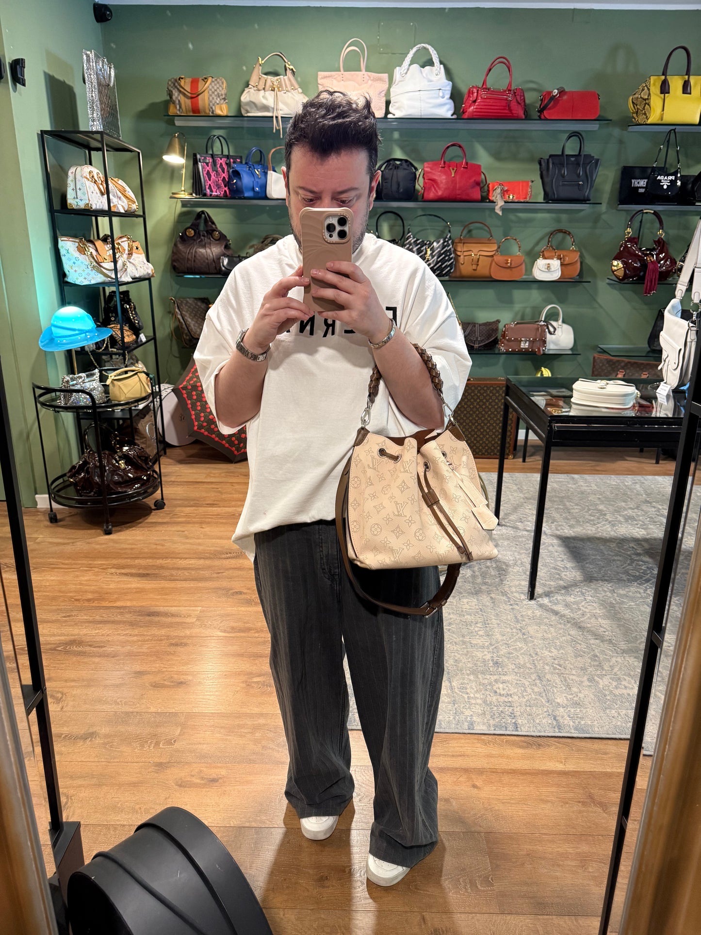 LOUIS VUITTON WHITE MAHINA MURIA BUCKET BAG