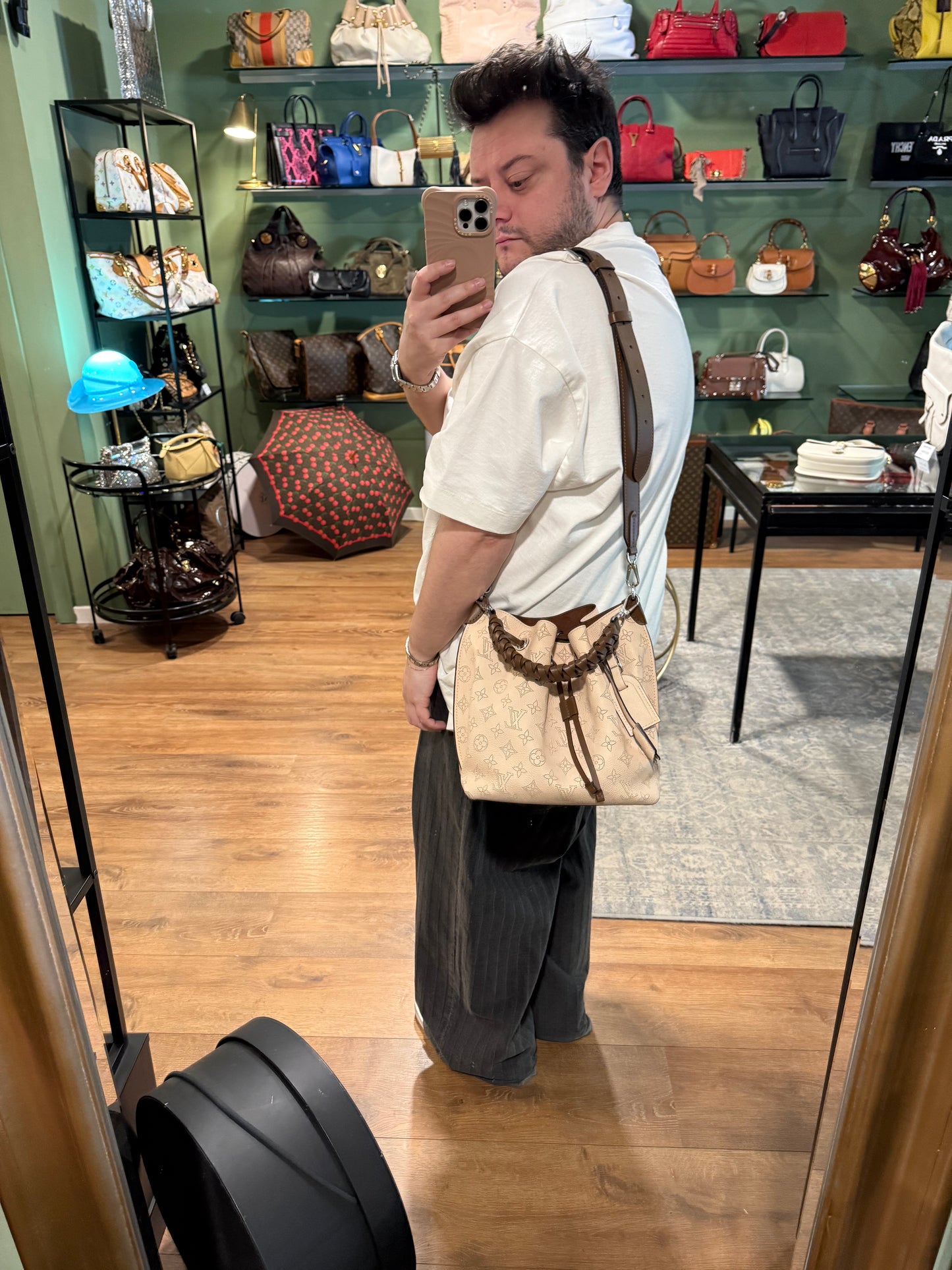 LOUIS VUITTON WHITE MAHINA MURIA BUCKET BAG