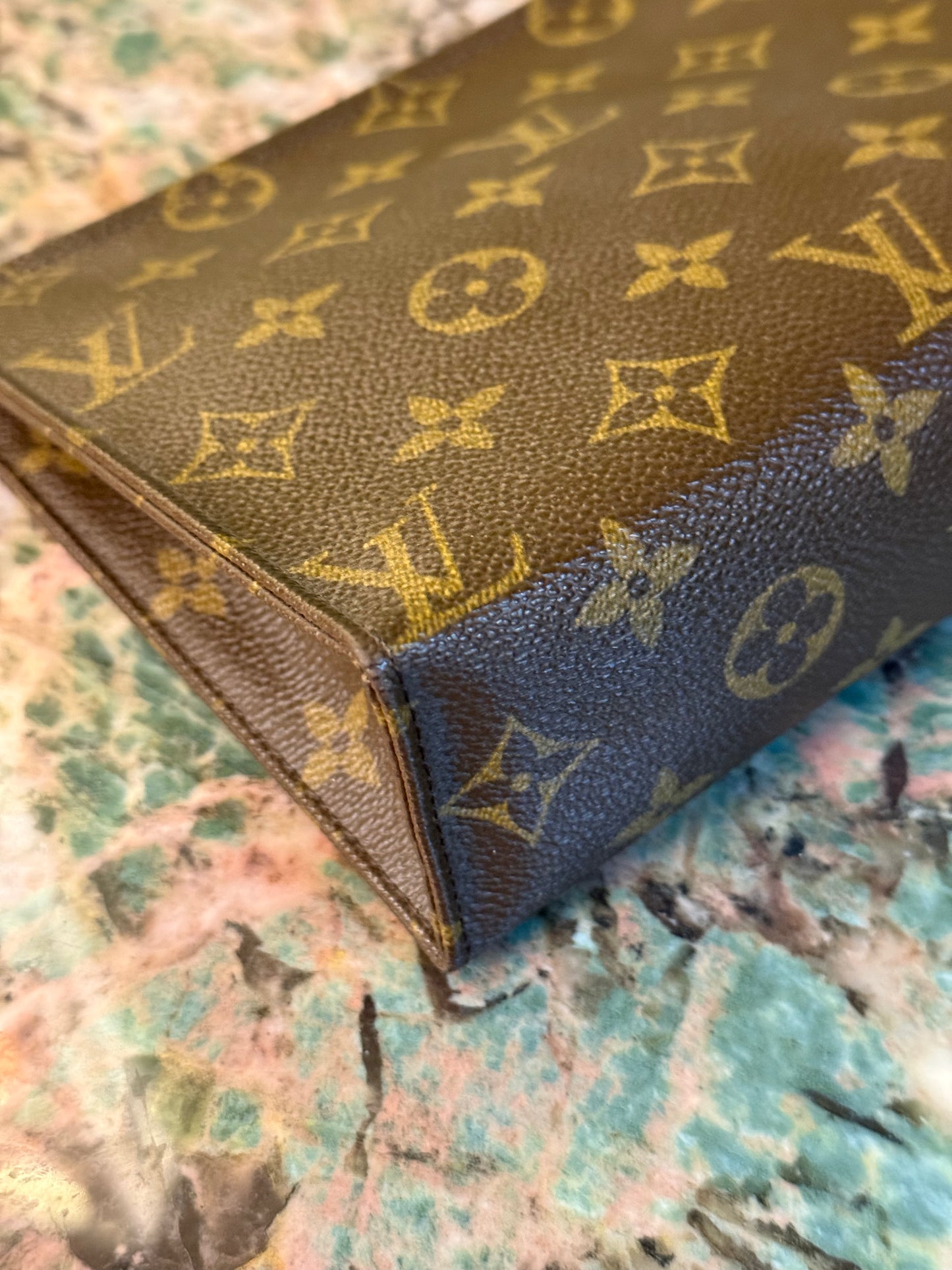 LOUIS VUITTON MONOGRAM TOILETRY 19