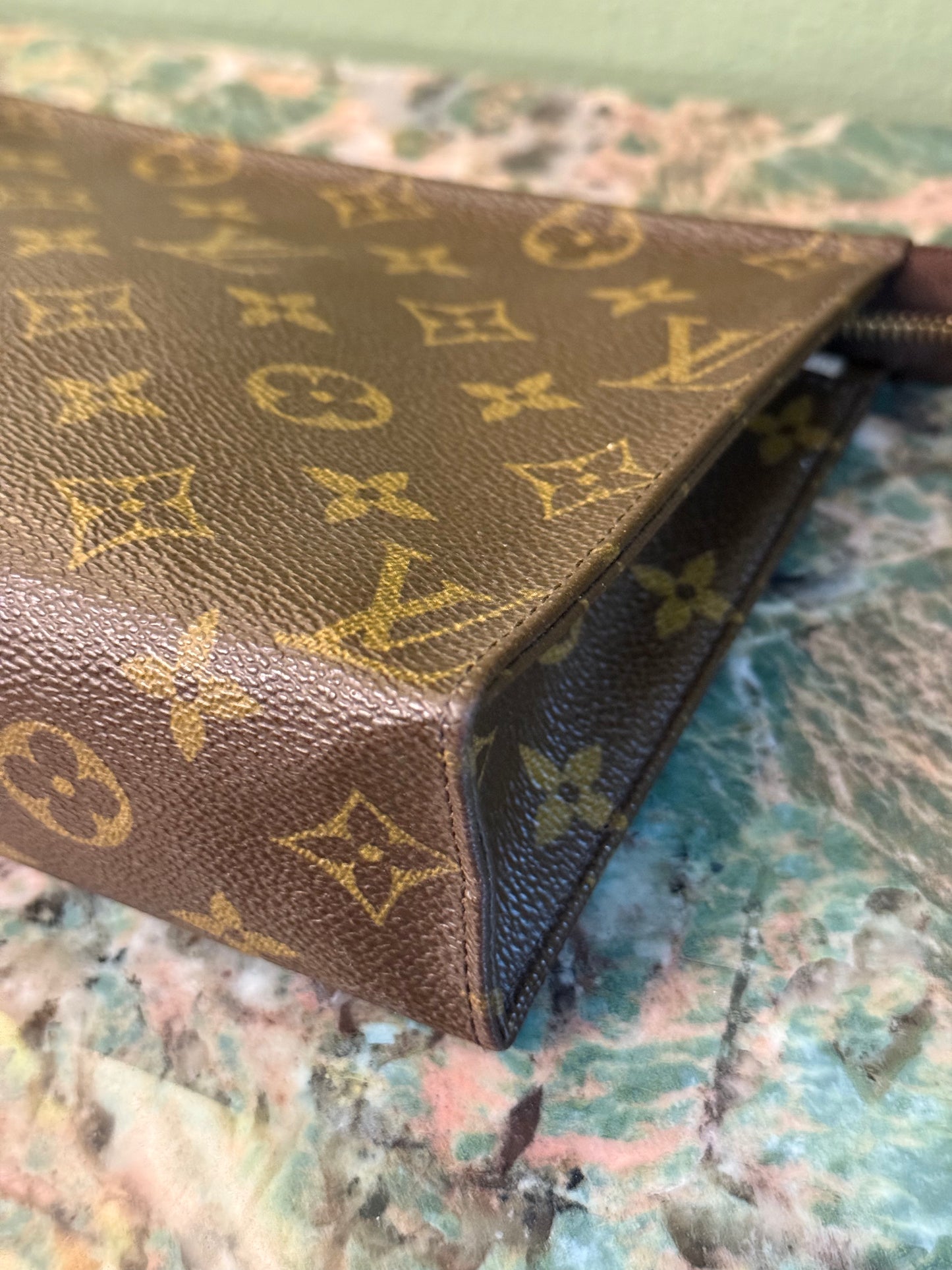 LOUIS VUITTON MONOGRAM TOILETRY 19
