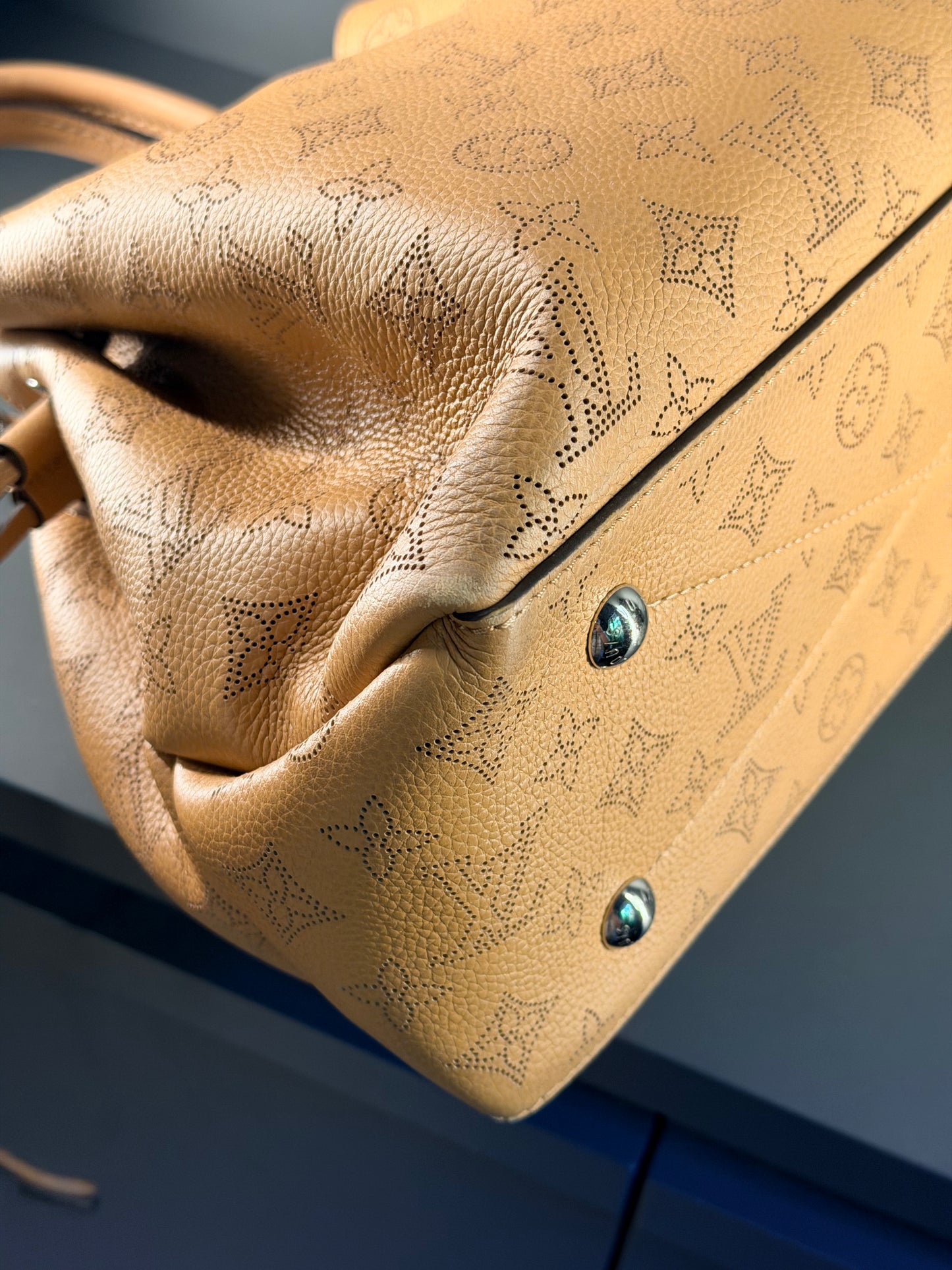 LOUIS VUITTON BEIGE MAHINA BELLA CHAIN SHOULDER BAG