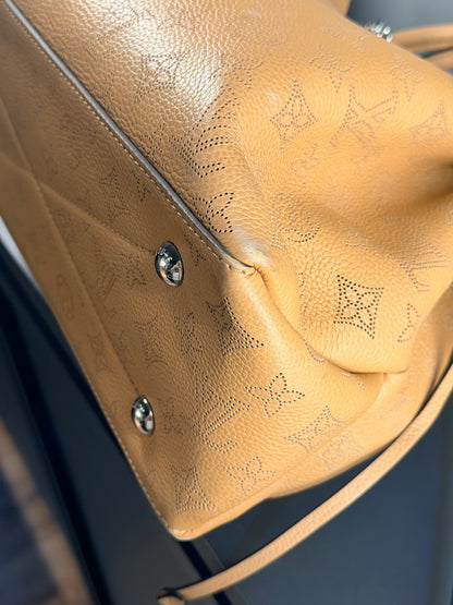 LOUIS VUITTON BEIGE MAHINA BELLA CHAIN SHOULDER BAG