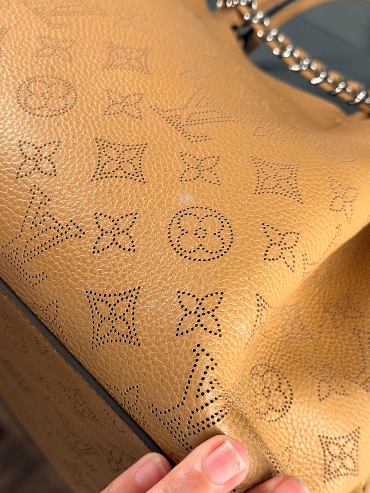 LOUIS VUITTON BEIGE MAHINA BELLA CHAIN SHOULDER BAG