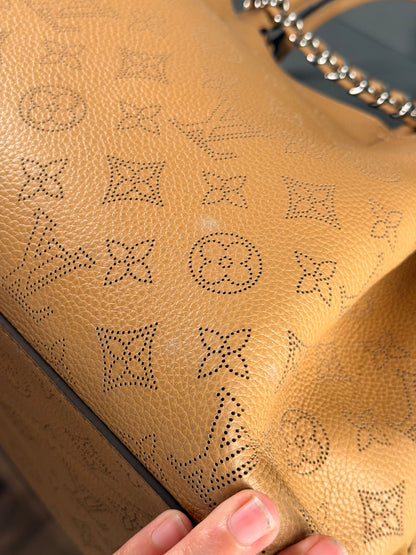 LOUIS VUITTON BEIGE MAHINA BELLA CHAIN SHOULDER BAG