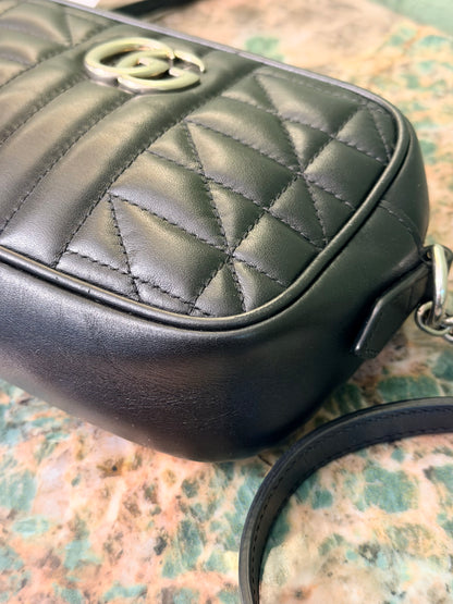 GUCCI BLACK MARMONT SMALL CAMERA BAG