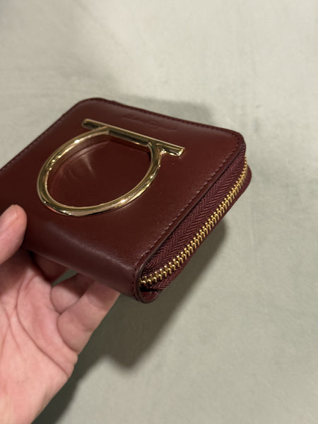 SALVATORE FERRAGAMO BURGUNDY COMPACT ZIPPY WALLET