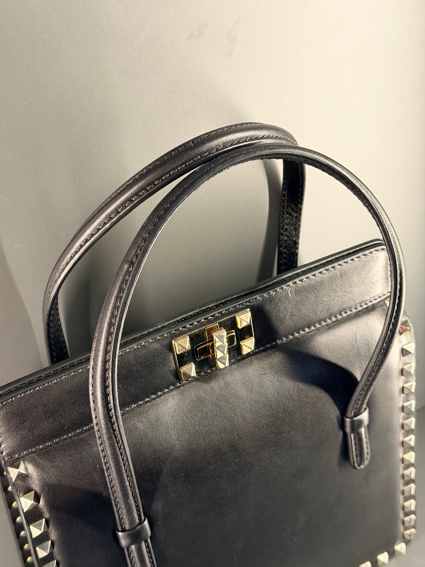 VALENTINO BLACK ROCKSTUD TURN LOCK HANDBAG