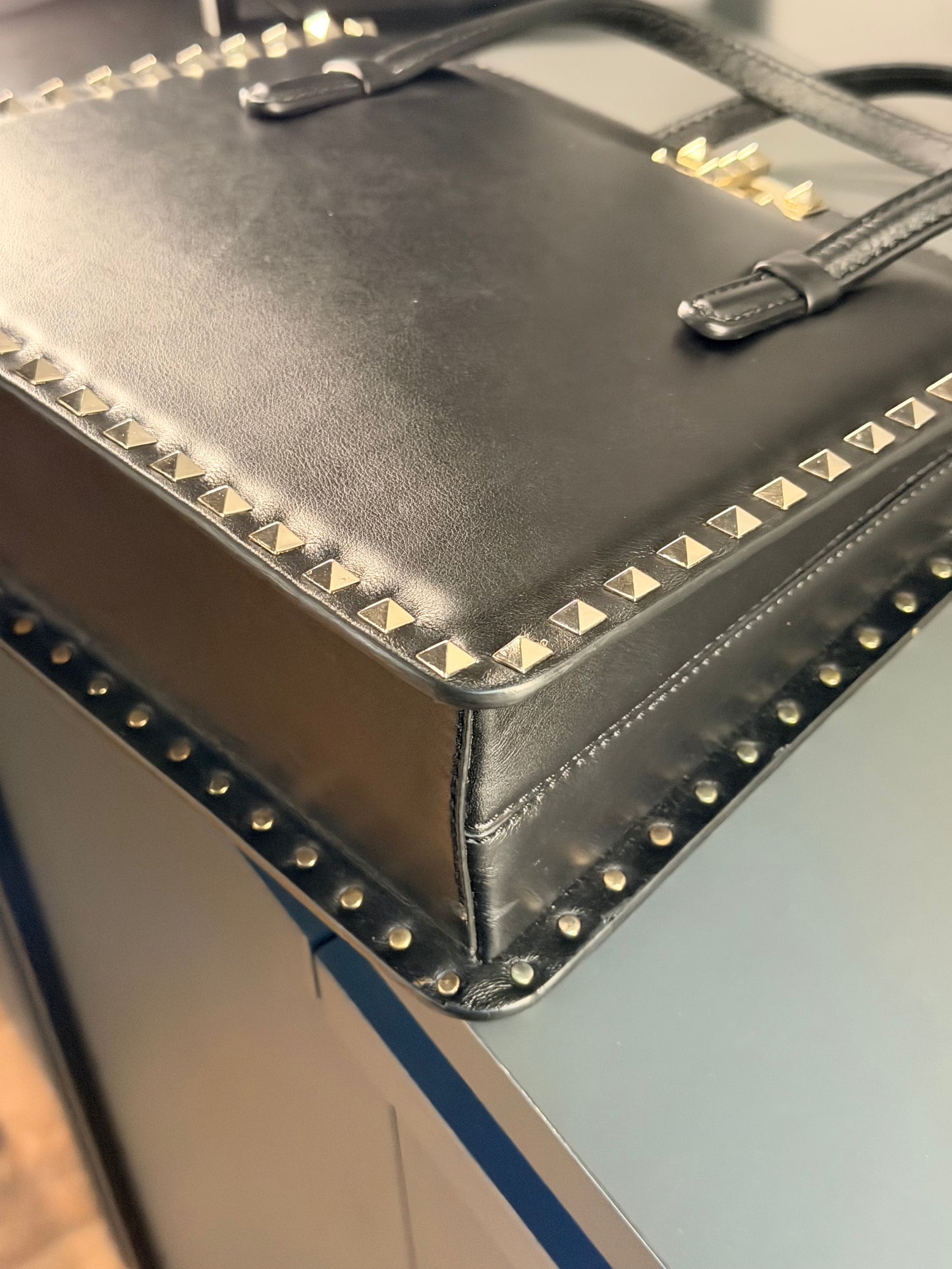 VALENTINO BLACK ROCKSTUD TURN LOCK HANDBAG