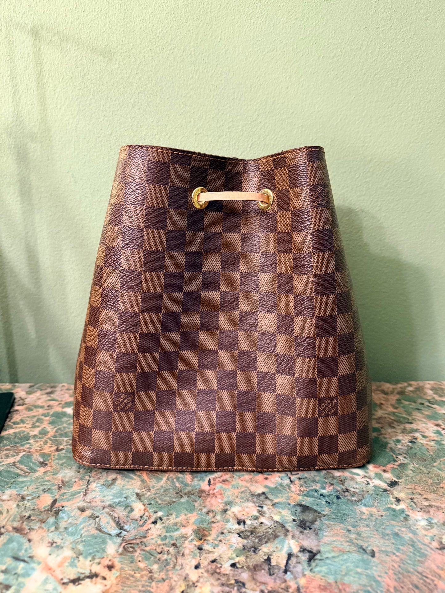 LOUIS VUITTON DAMIER EBENE NEO NOE BUCKET BAG