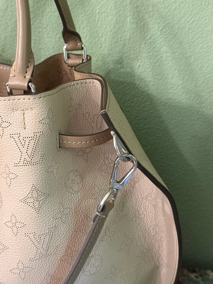 LOUIS VUITTON MAHINA GIROLATA BUCKET HANDBAG