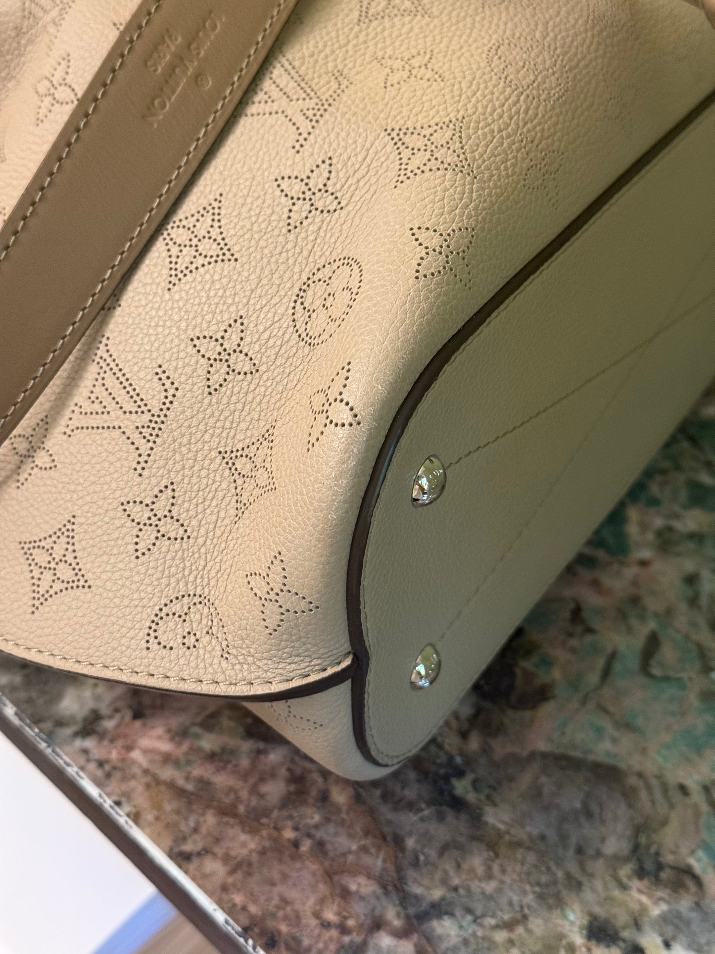 LOUIS VUITTON MAHINA GIROLATA BUCKET HANDBAG