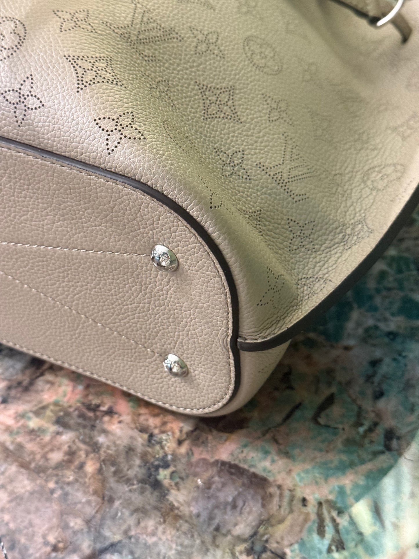 LOUIS VUITTON MAHINA GIROLATA BUCKET HANDBAG