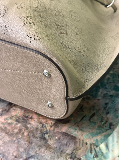 LOUIS VUITTON MAHINA GIROLATA BUCKET HANDBAG