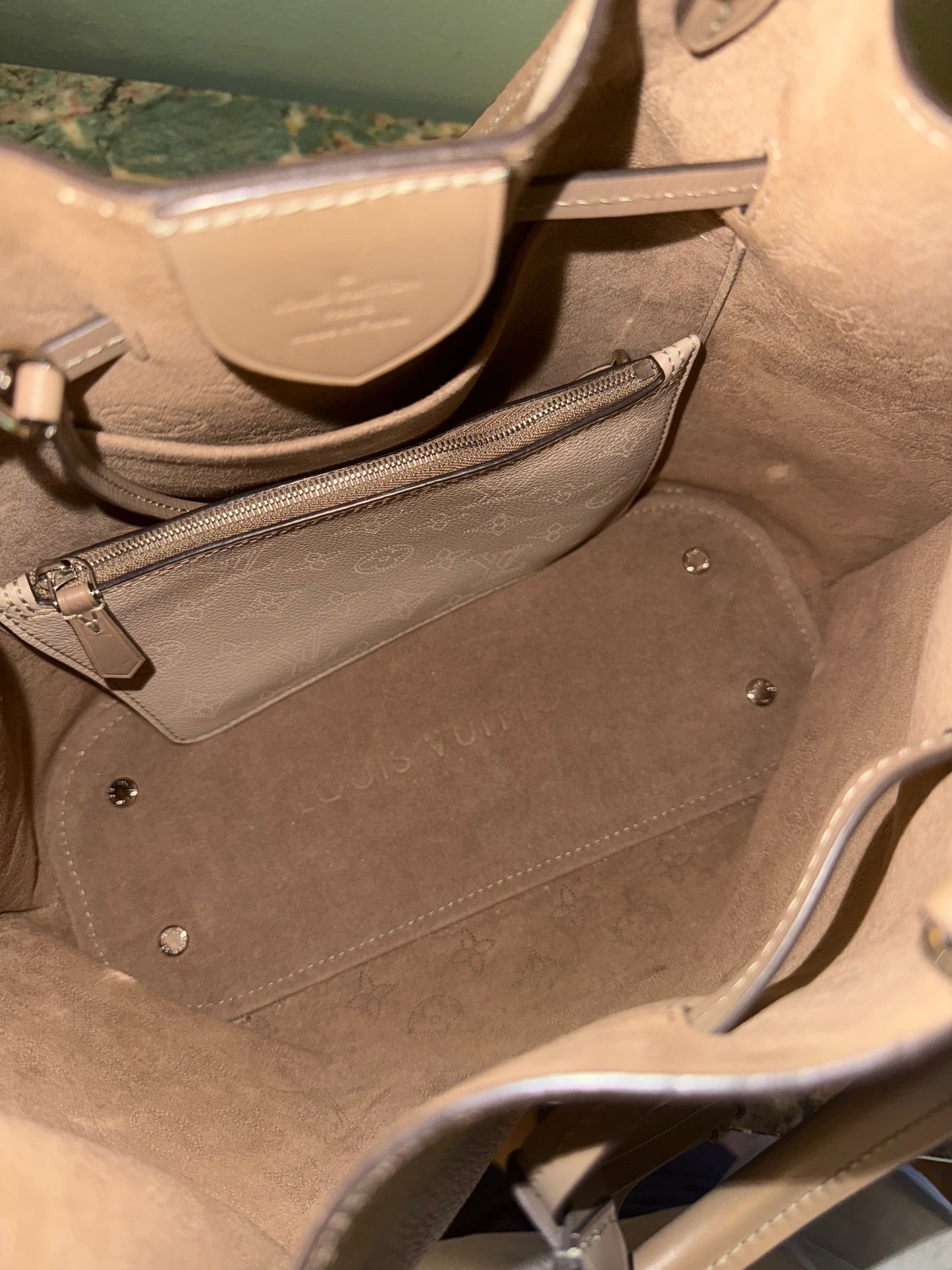 LOUIS VUITTON MAHINA GIROLATA BUCKET HANDBAG