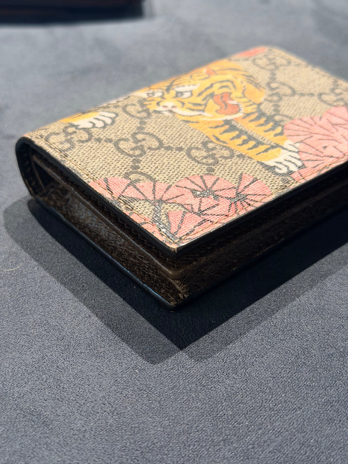 GUCCI GG SUPREME TIGER COMPACT WALLET