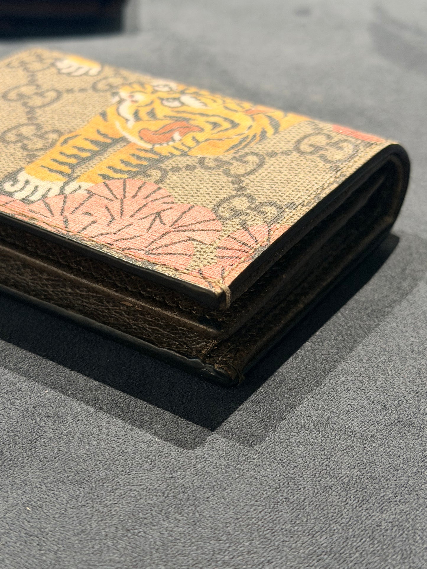 GUCCI GG SUPREME TIGER COMPACT WALLET