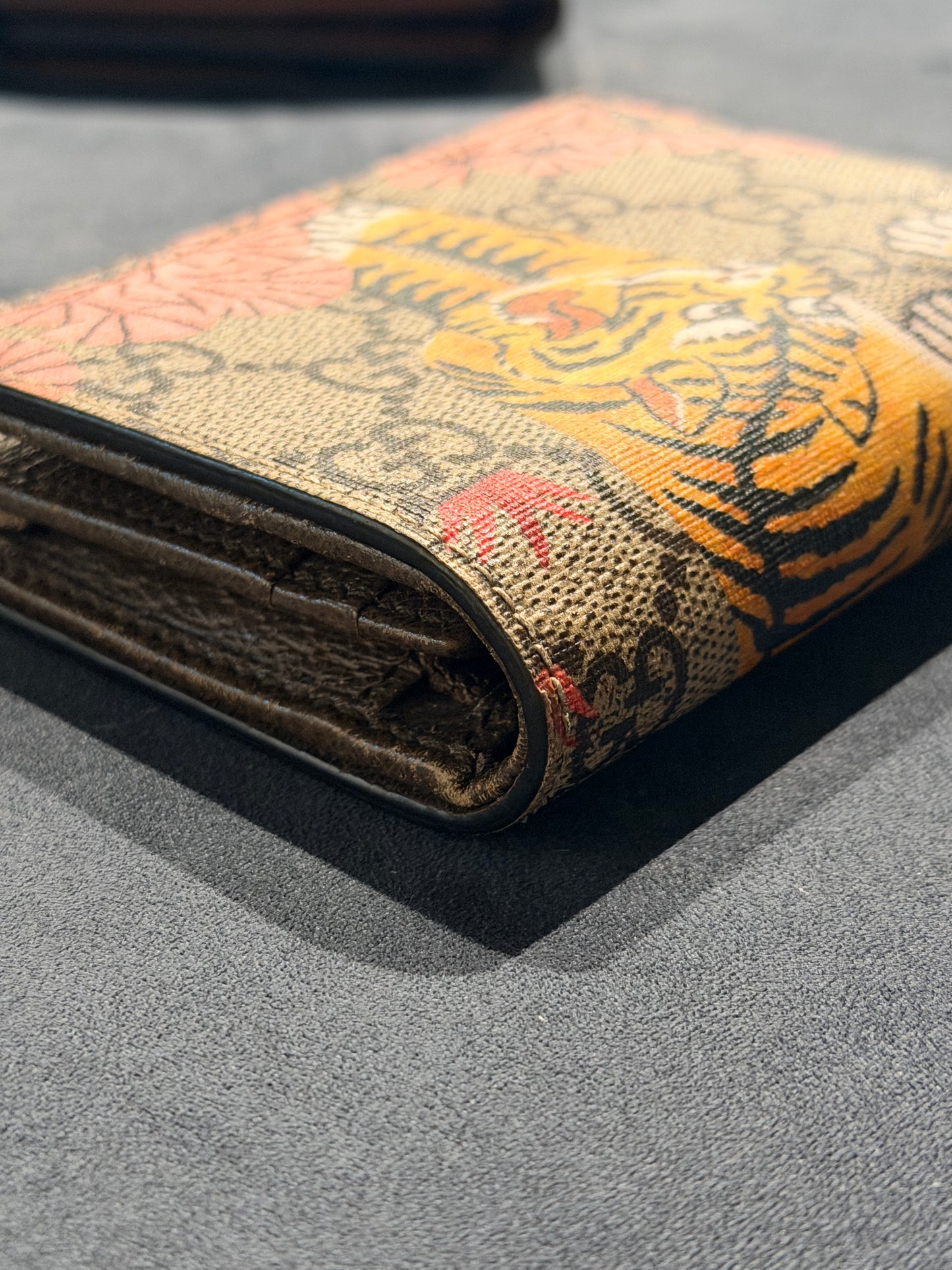 GUCCI GG SUPREME TIGER COMPACT WALLET