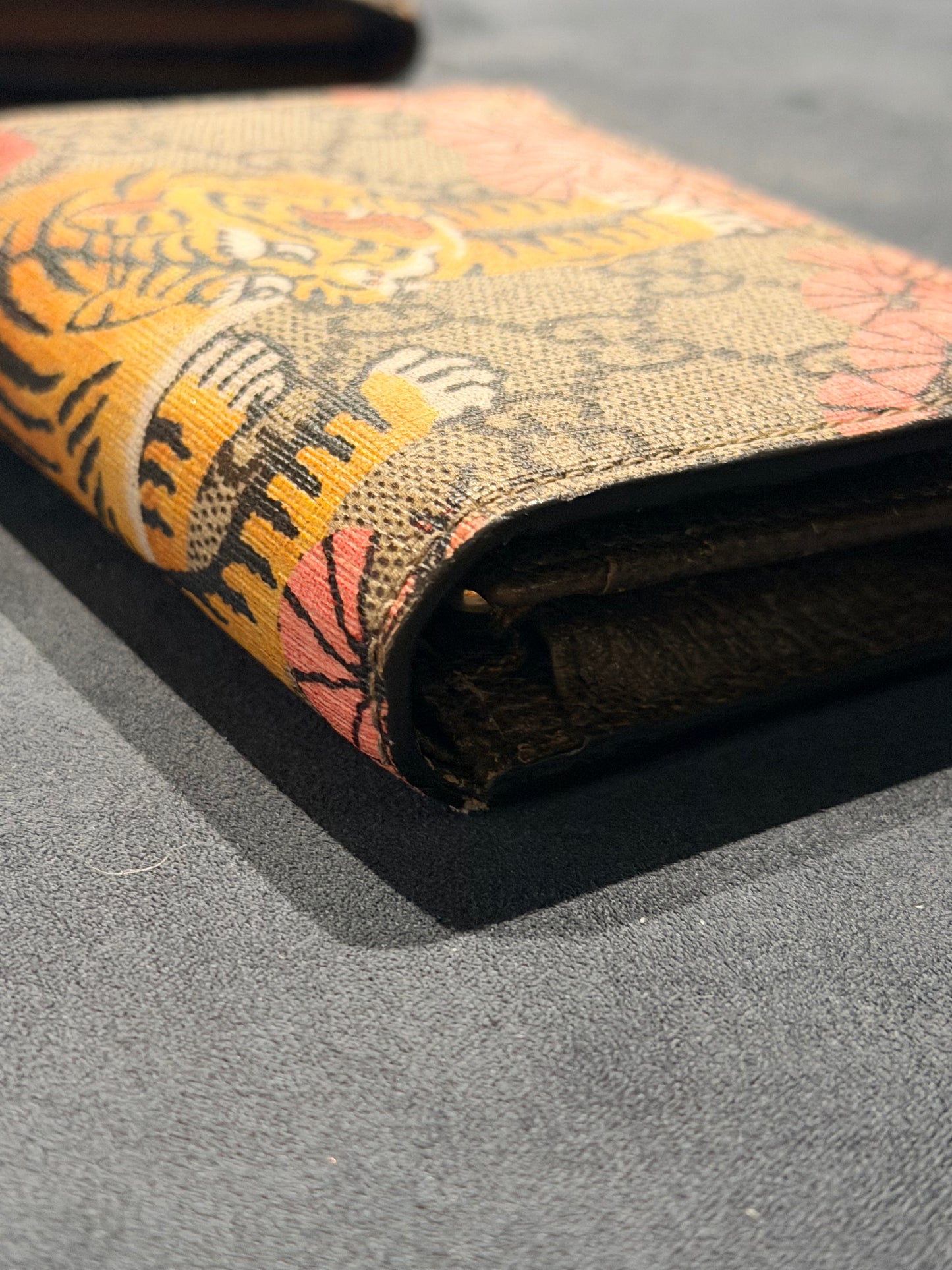 GUCCI GG SUPREME TIGER COMPACT WALLET